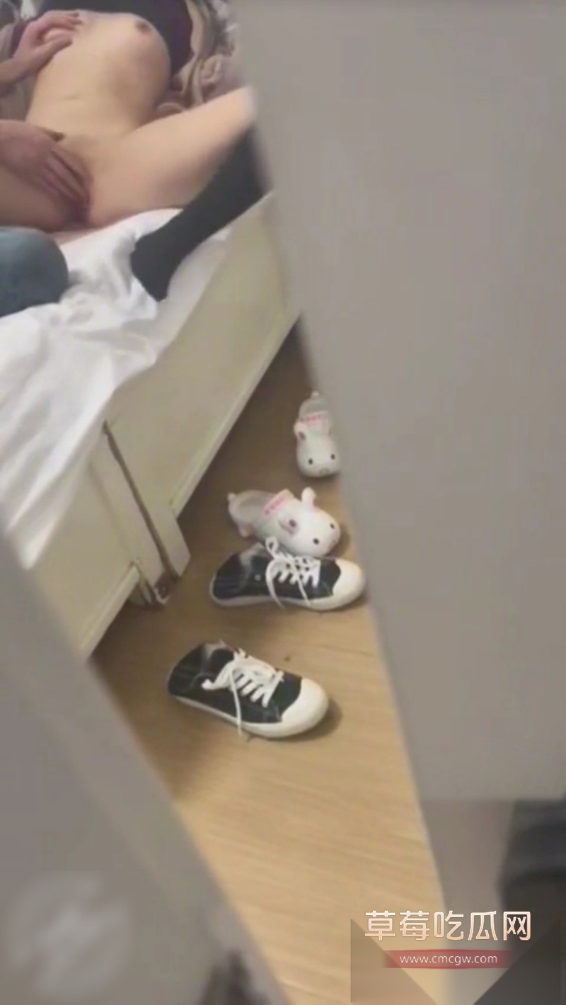 好朋友偷偷和她亲妹妹做爱 2