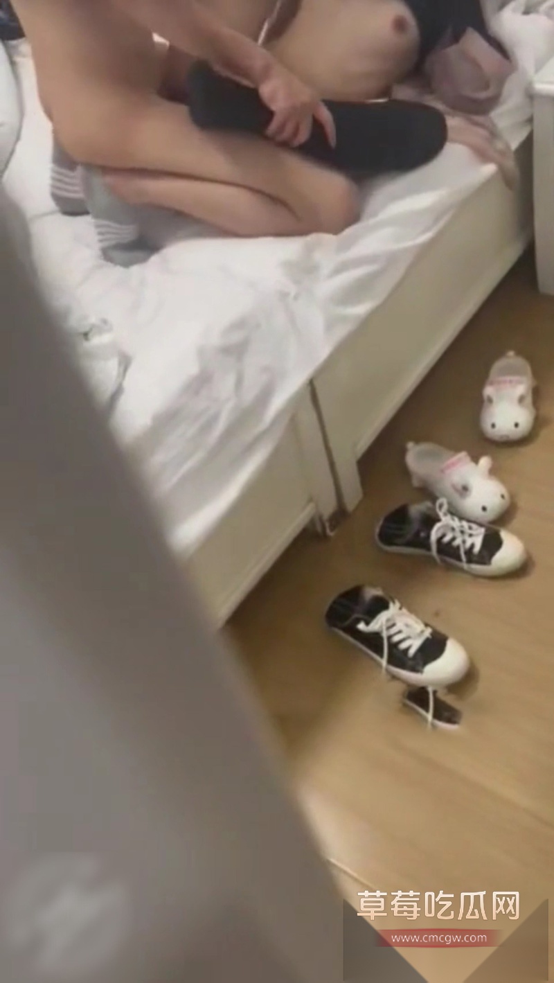 好朋友偷偷和她亲妹妹做爱 3