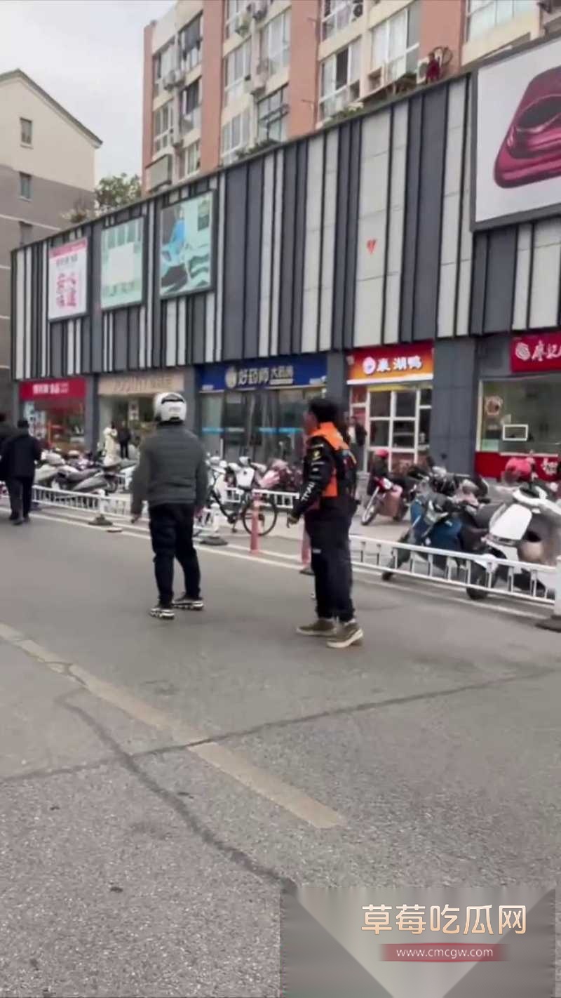 淘宝闪购骑手与商家爆发激烈冲突 商家不讲武德持械伤人 却被骑手反杀 8 淘宝闪购骑手与商家爆发激烈冲突 商家不讲武德持械伤人 却被骑手反杀 8