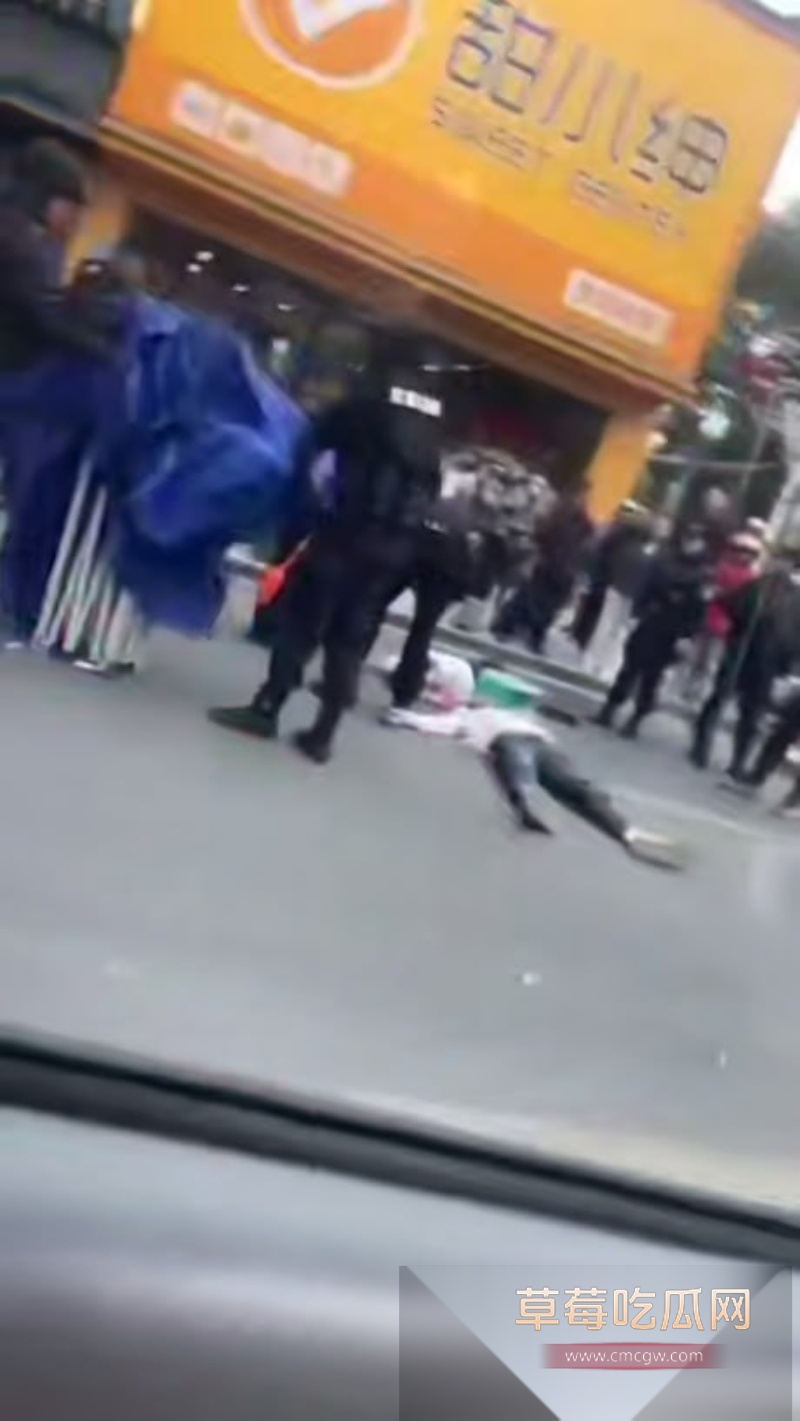 淘宝闪购骑手与商家爆发激烈冲突 商家不讲武德持械伤人 却被骑手反杀 9 淘宝闪购骑手与商家爆发激烈冲突 商家不讲武德持械伤人 却被骑手反杀 9