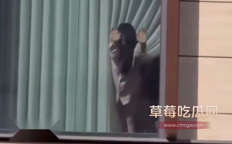 酒店窗前惊现情侣激情戏码1 酒店窗前惊现情侣激情戏码1