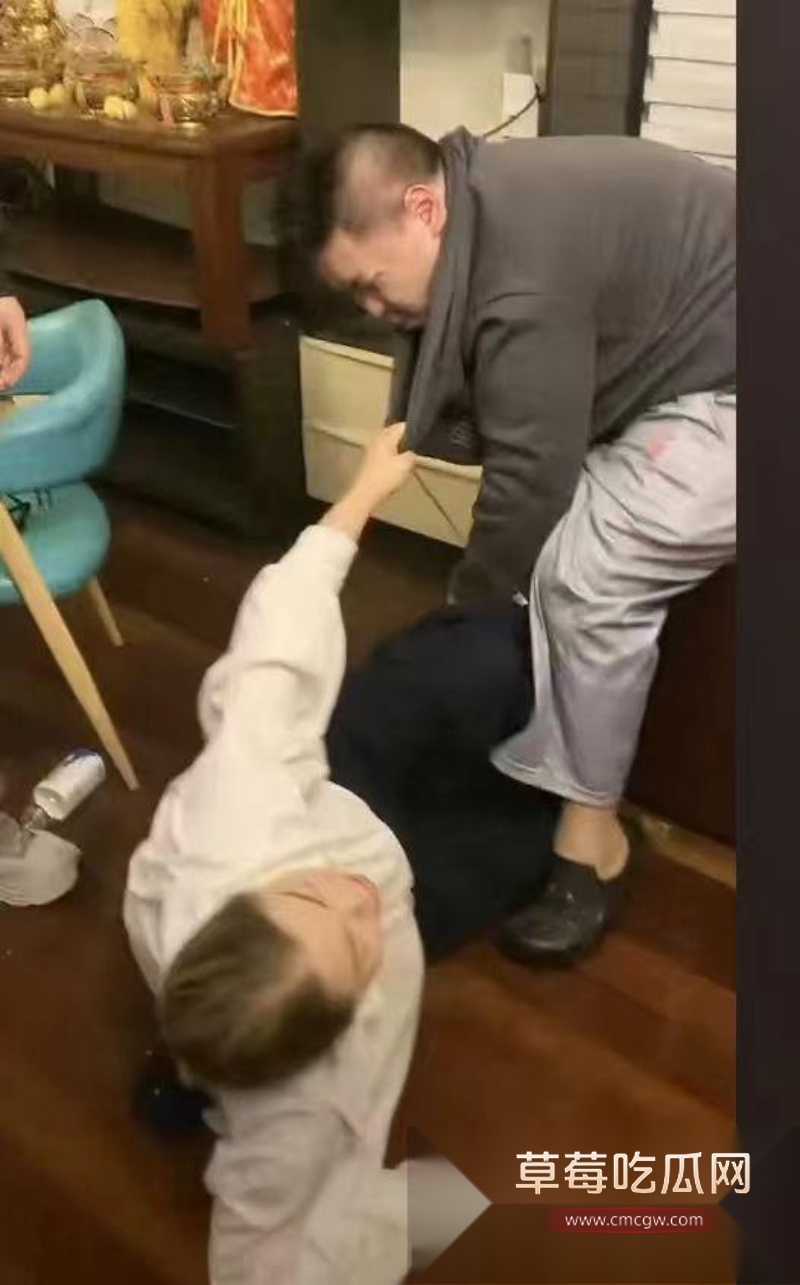斗鱼李老八旗下直播员 卷毛和管奚 为了博眼球赚流量 2 斗鱼李老八旗下直播员 卷毛和管奚 为了博眼球赚流量 2
