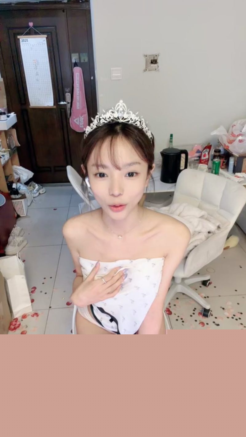 骨架天花板彩色的小熊宝宝性感直播流出1 骨架天花板彩色的小熊宝宝性感直播流出1