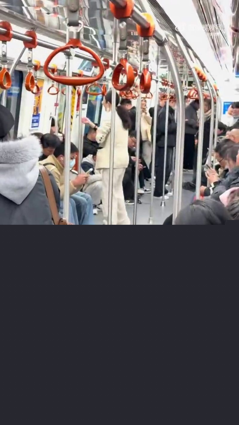 杭州地铁9号线惊现年轻妹子和老大妈撕逼大战1 杭州地铁9号线惊现年轻妹子和老大妈撕逼大战1