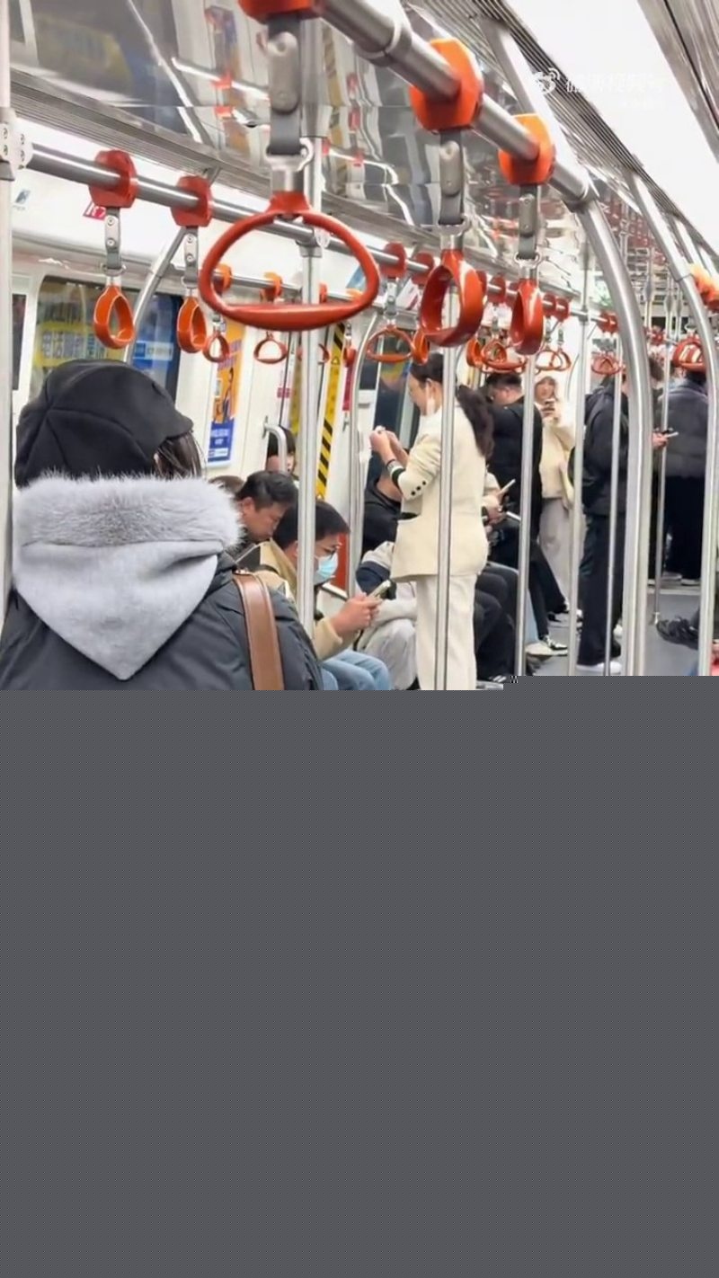 杭州地铁9号线惊现年轻妹子和老大妈撕逼大战2 杭州地铁9号线惊现年轻妹子和老大妈撕逼大战2