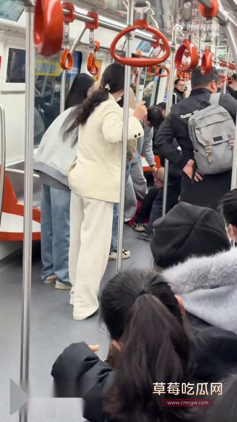 杭州地铁9号线惊现年轻妹子和老大妈撕逼大战5 杭州地铁9号线惊现年轻妹子和老大妈撕逼大战5