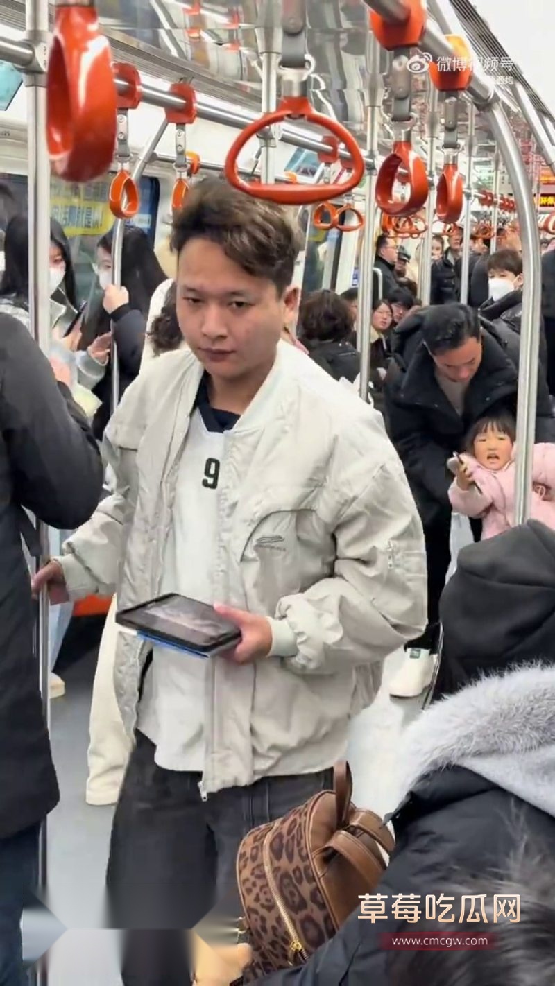 杭州地铁9号线惊现年轻妹子和老大妈撕逼大战7 杭州地铁9号线惊现年轻妹子和老大妈撕逼大战7