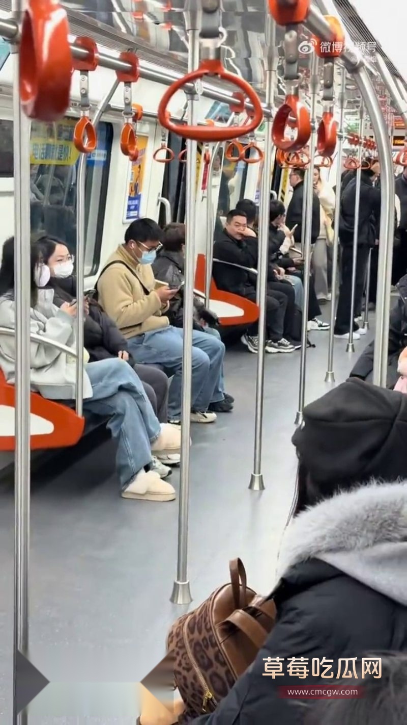 杭州地铁9号线惊现年轻妹子和老大妈撕逼大战9 杭州地铁9号线惊现年轻妹子和老大妈撕逼大战9