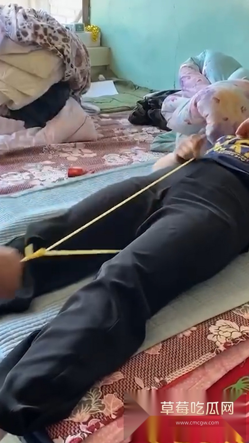 农村大爷大妈在家没事干 玩皮筋抽B游戏 6 农村大爷大妈在家没事干 玩皮筋抽B游戏 6