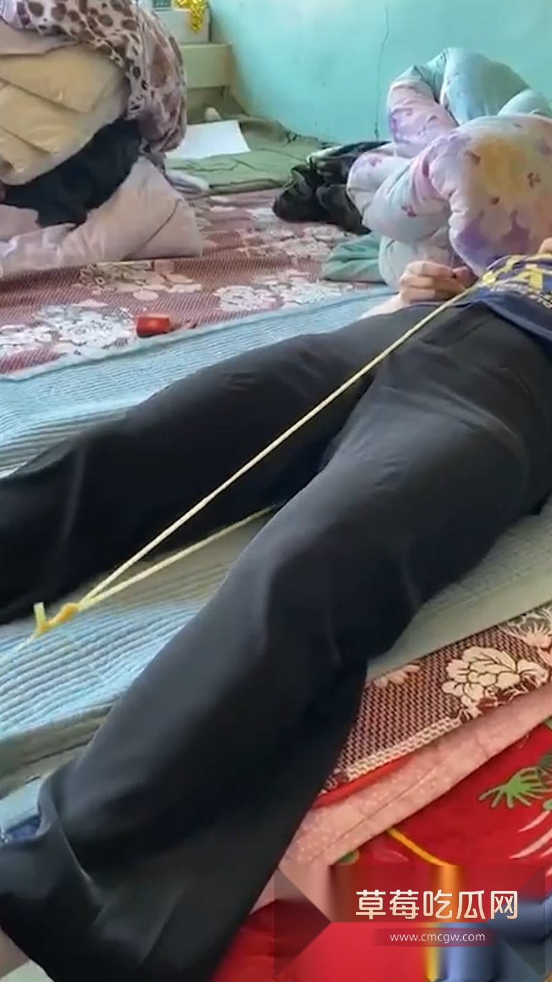 农村大爷大妈在家没事干 玩皮筋抽B游戏 1 农村大爷大妈在家没事干 玩皮筋抽B游戏 1