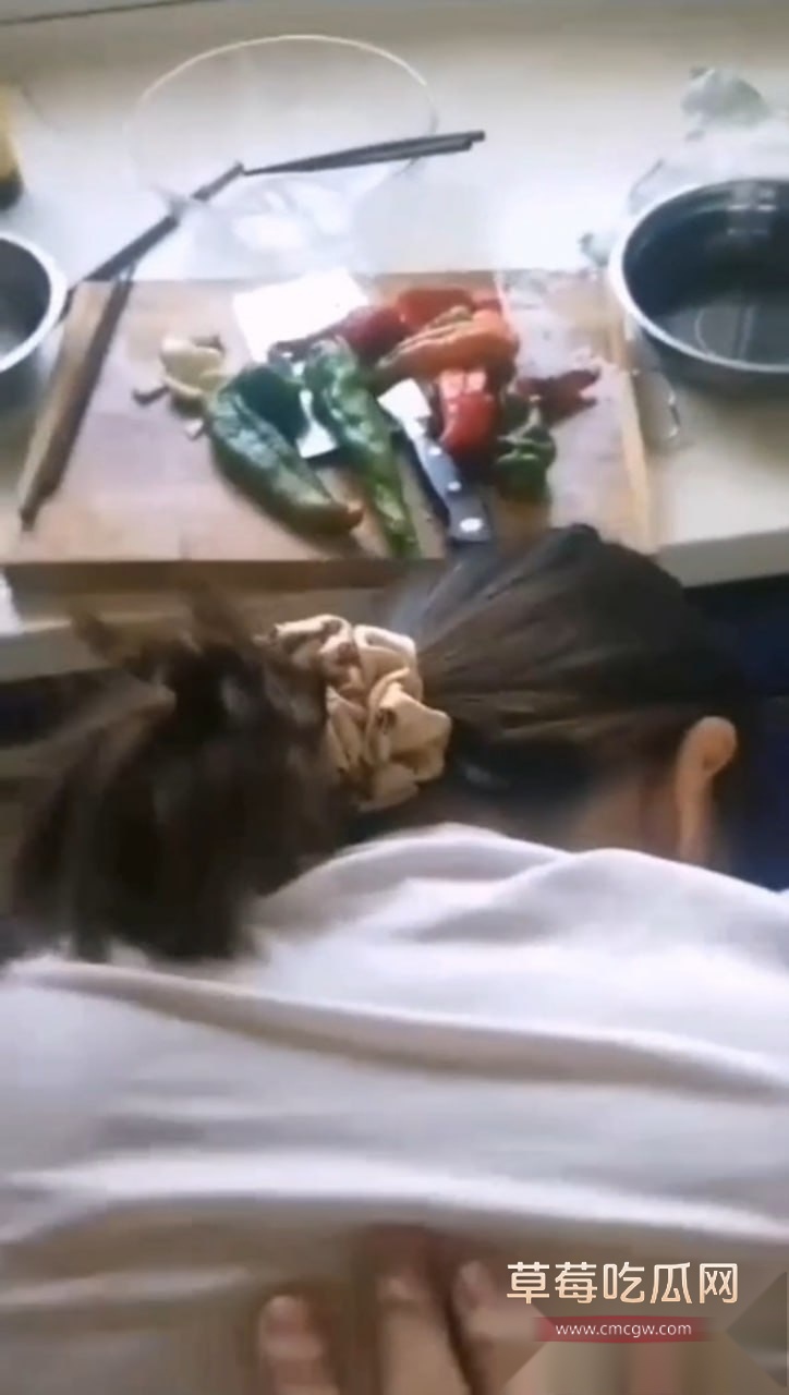 极品人妻做饭时被老公后入爆草 5 极品人妻做饭时被老公后入爆草 5