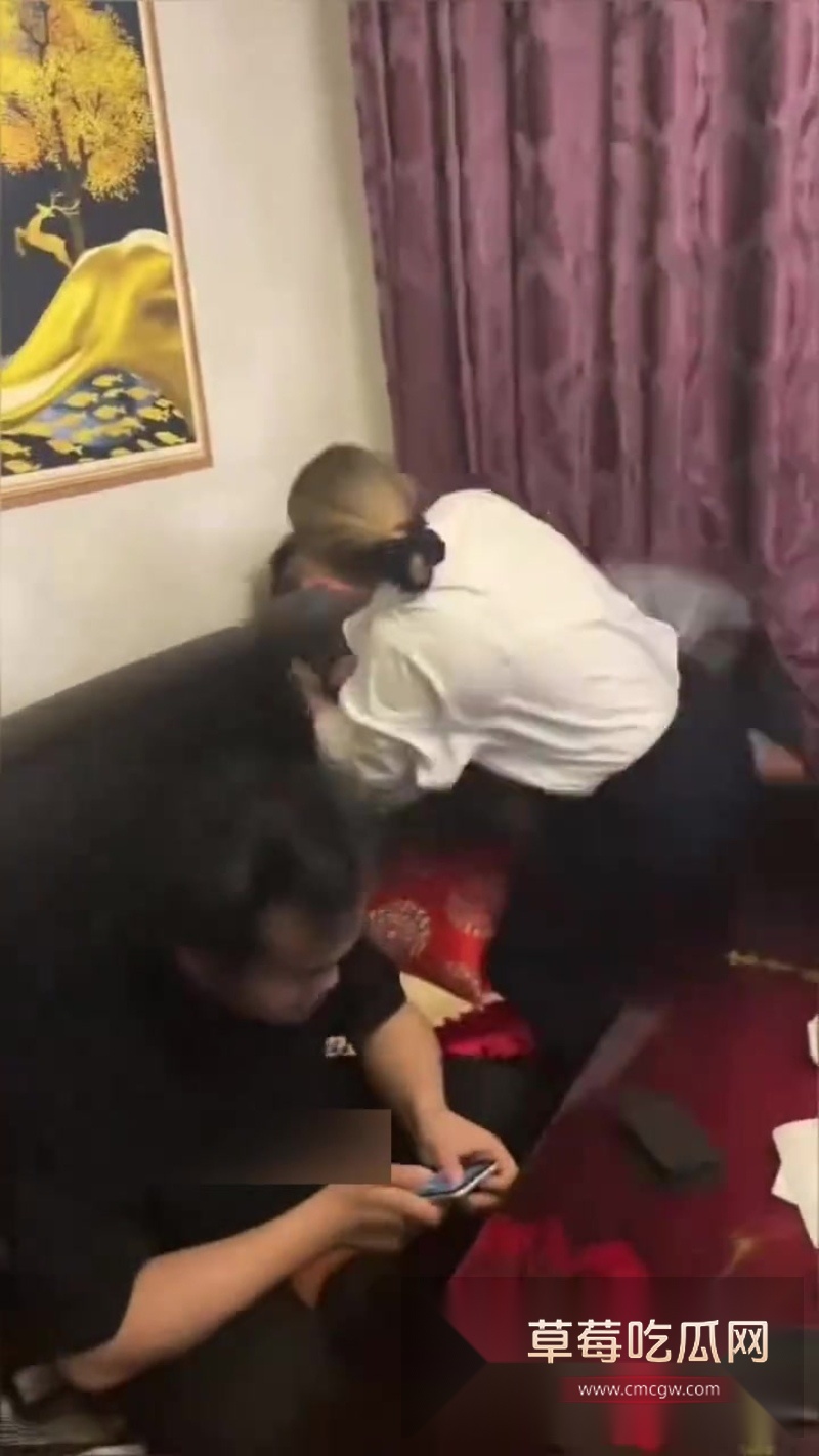 群友女友被妈妈发现 3 群友女友被妈妈发现 3
