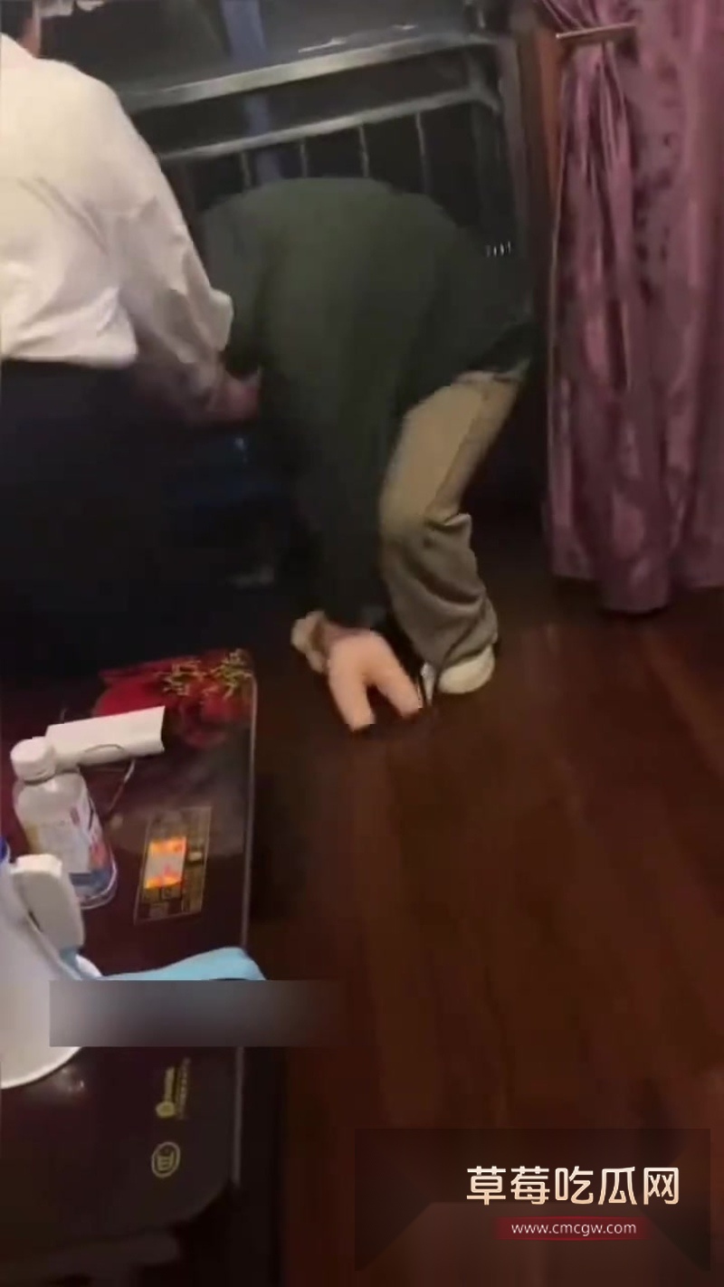 群友女友被妈妈发现 5 群友女友被妈妈发现 5