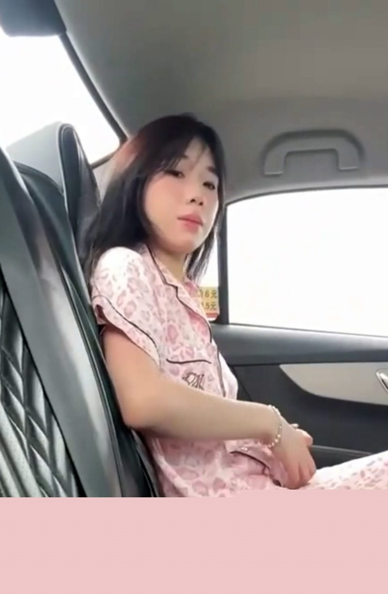 邻家小妹接受主人的任务全裸坐出租车1 邻家小妹接受主人的任务全裸坐出租车1
