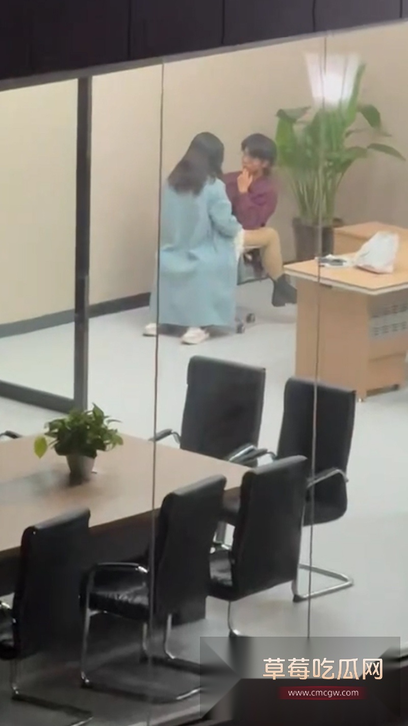 皖江工学院情侣在宿舍楼下活动室调情 3 皖江工学院情侣在宿舍楼下活动室调情 3
