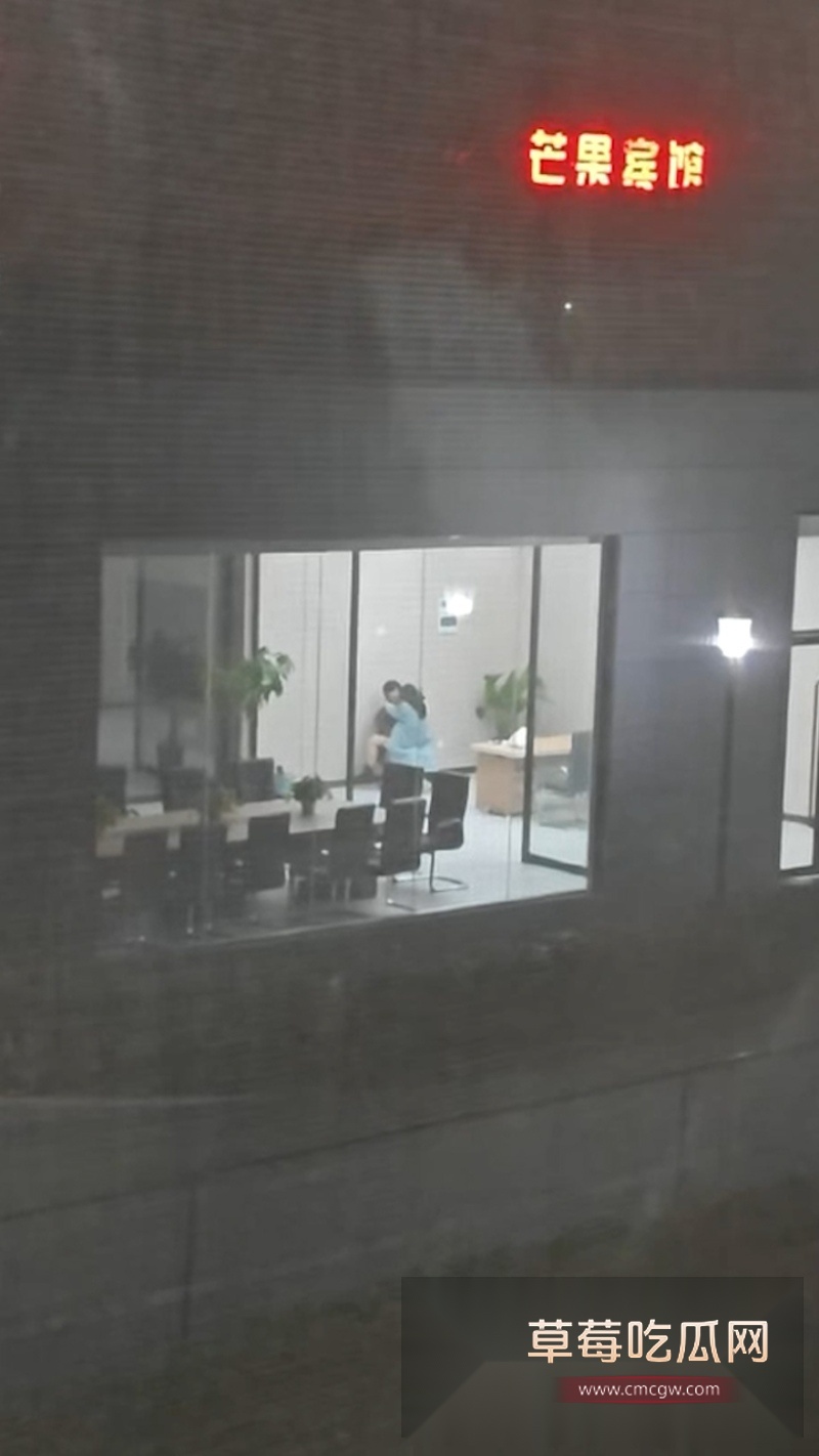 皖江工学院情侣在宿舍楼下活动室调情 5 皖江工学院情侣在宿舍楼下活动室调情 5