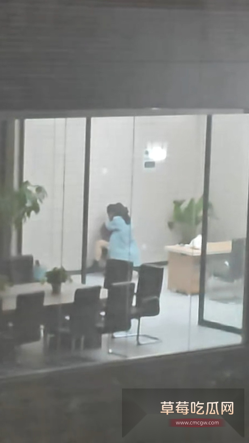 皖江工学院情侣在宿舍楼下活动室调情 6 皖江工学院情侣在宿舍楼下活动室调情 6