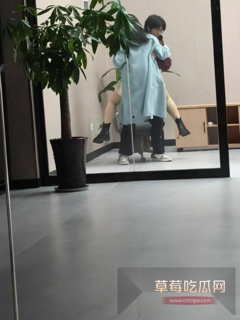 皖江工学院情侣在宿舍楼下活动室调情 8 皖江工学院情侣在宿舍楼下活动室调情 8