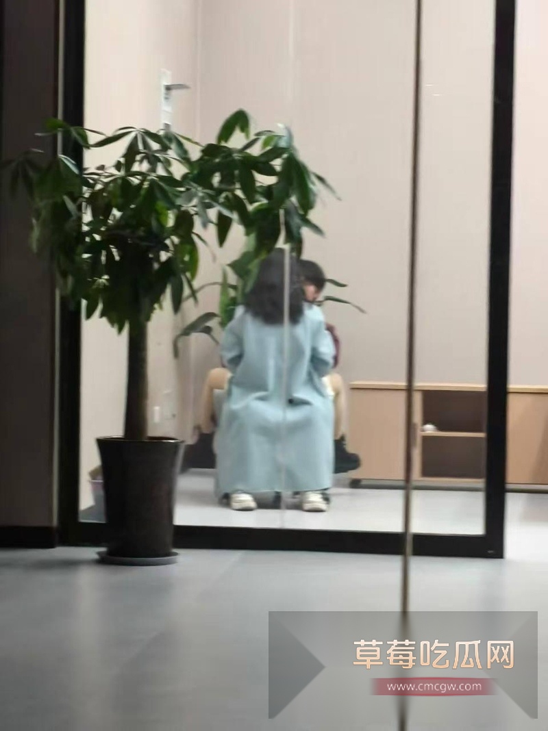 皖江工学院情侣在宿舍楼下活动室调情 11 皖江工学院情侣在宿舍楼下活动室调情 11