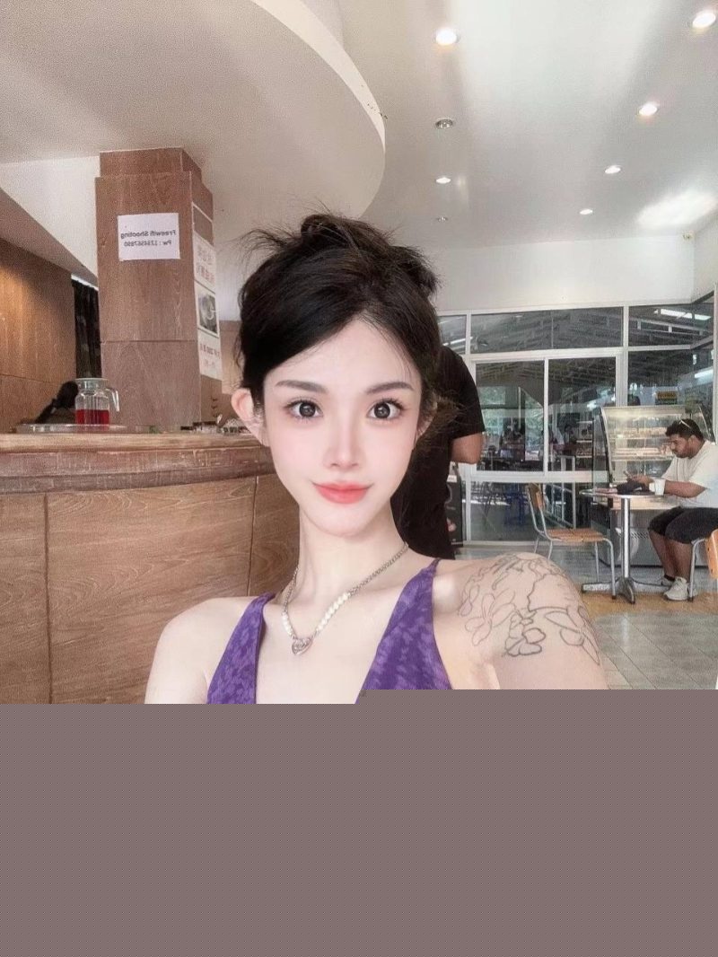 冷白皮纹身女神潇可儿1