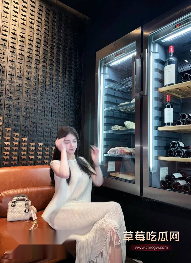 冷白皮纹身女神潇可儿10