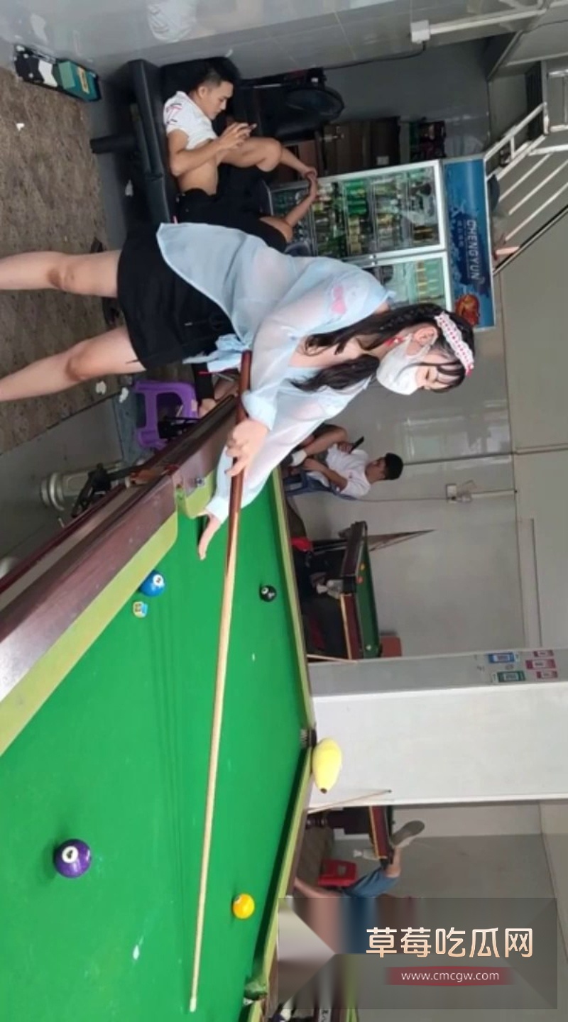 推特网红TonyJ和贝贝户外台球厅露出 4 推特网红TonyJ和贝贝户外台球厅露出 4