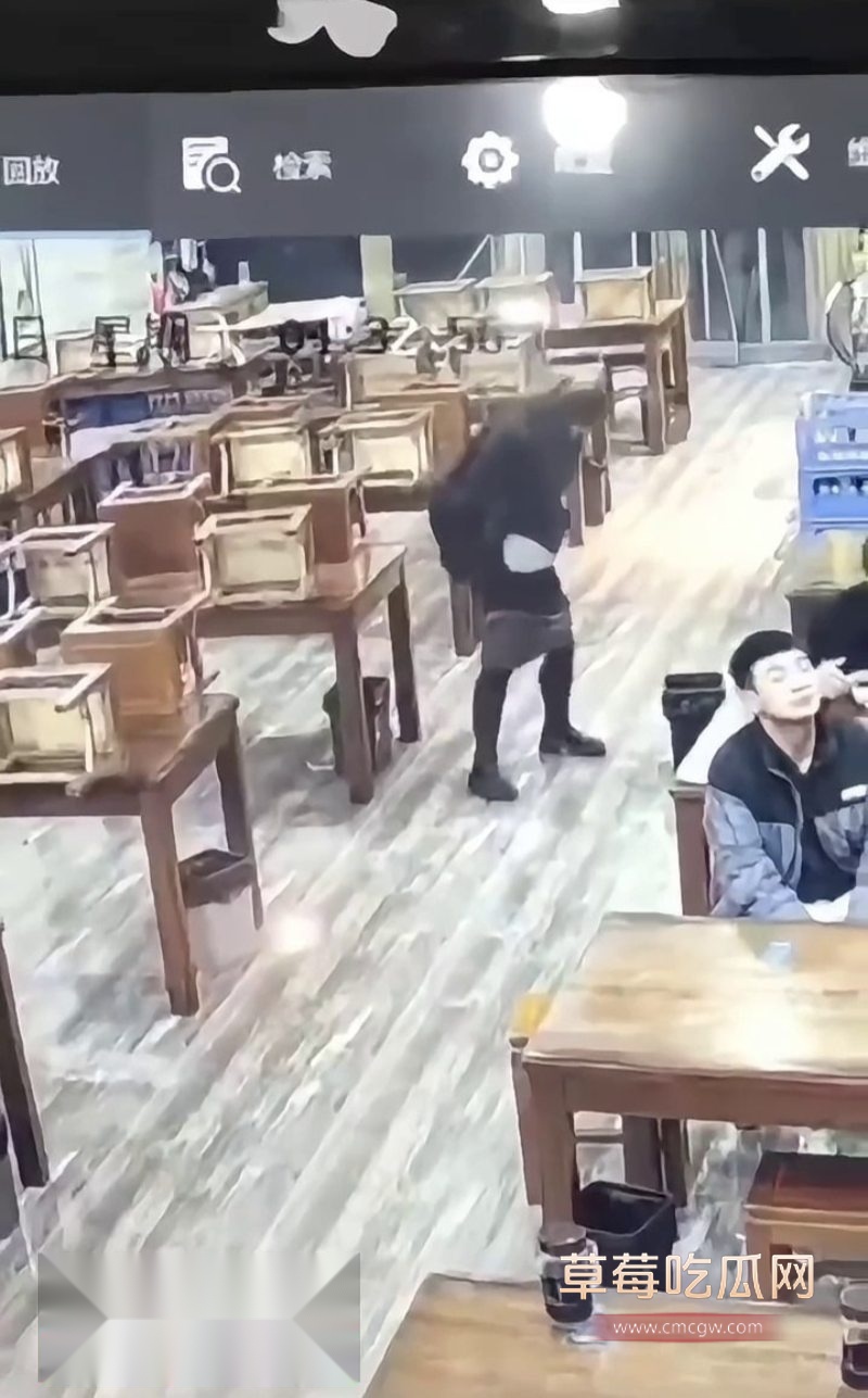 餐馆监控捕捉到震碎三观的一幕9 餐馆监控捕捉到震碎三观的一幕9