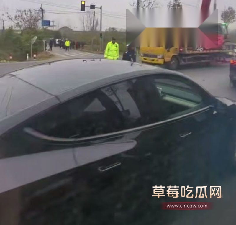 荆监一级公路黄场段货车发生侧翻事故2