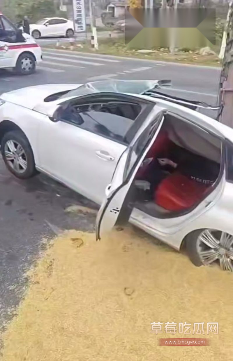 荆监一级公路黄场段货车发生侧翻事故3