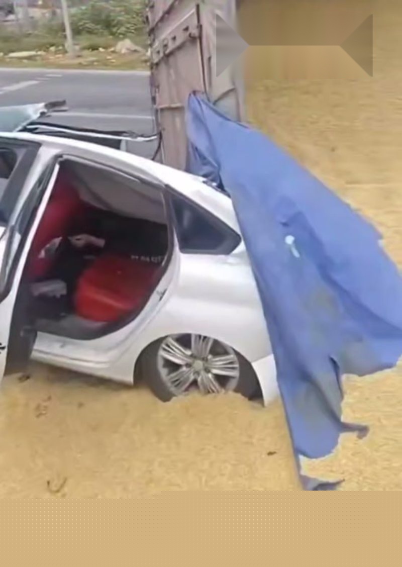 荆监一级公路黄场段货车发生侧翻事故4