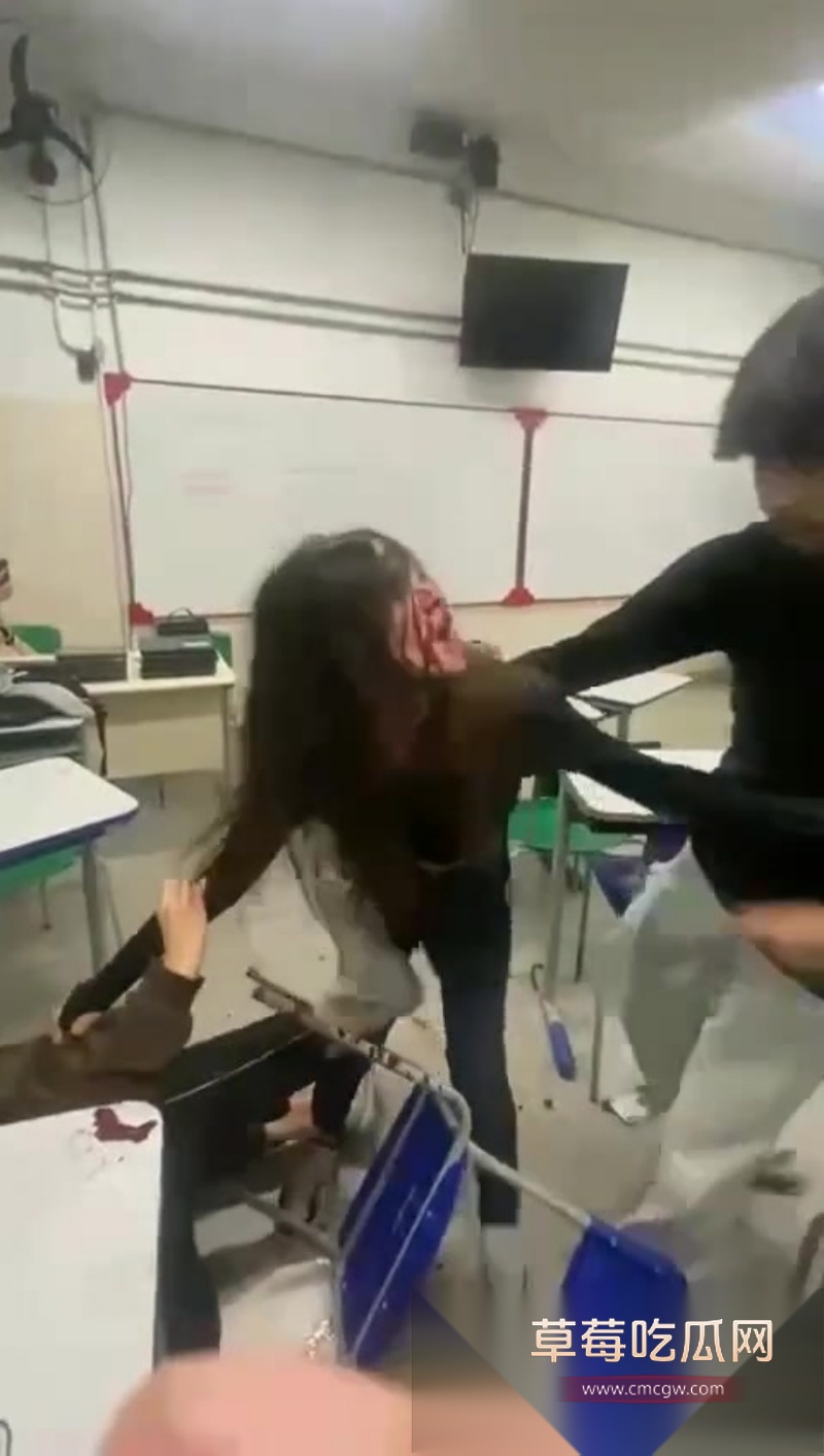外国女学生在校教室里激烈打架 2 外国女学生在校教室里激烈打架 2