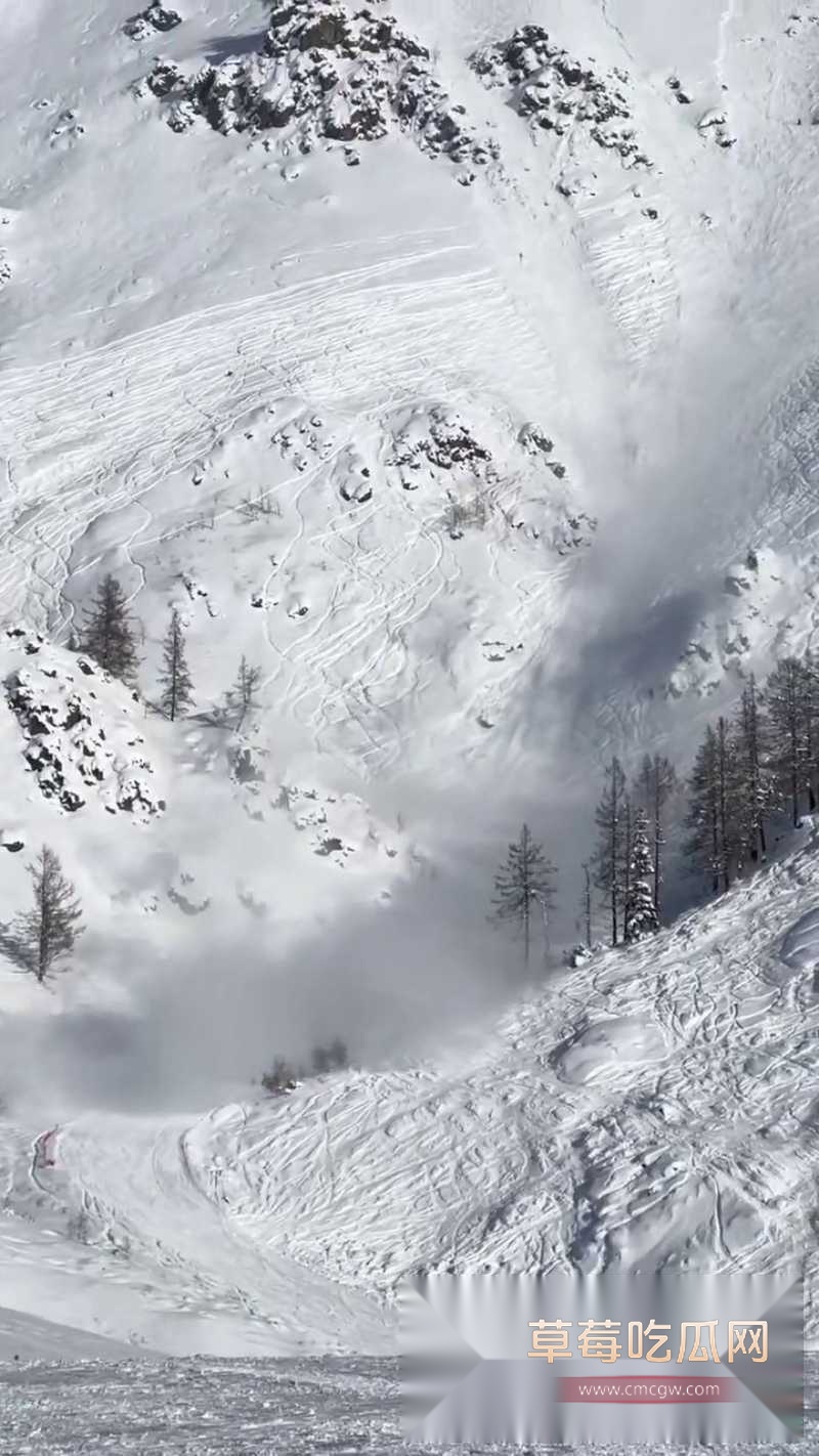 新疆禾木吉克普林滑雪场突发雪崩 1 新疆禾木吉克普林滑雪场突发雪崩 1