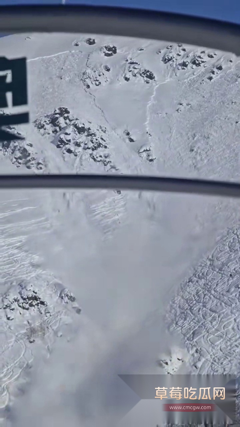 新疆禾木吉克普林滑雪场突发雪崩 2 新疆禾木吉克普林滑雪场突发雪崩 2