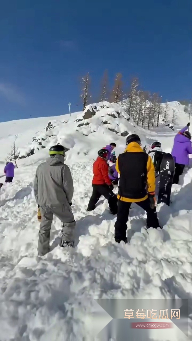 新疆禾木吉克普林滑雪场突发雪崩 7 新疆禾木吉克普林滑雪场突发雪崩 7
