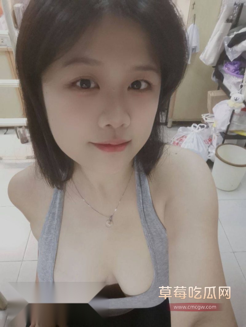 江苏常州大奶眼镜婊王秋颖4 江苏常州大奶眼镜婊王秋颖4
