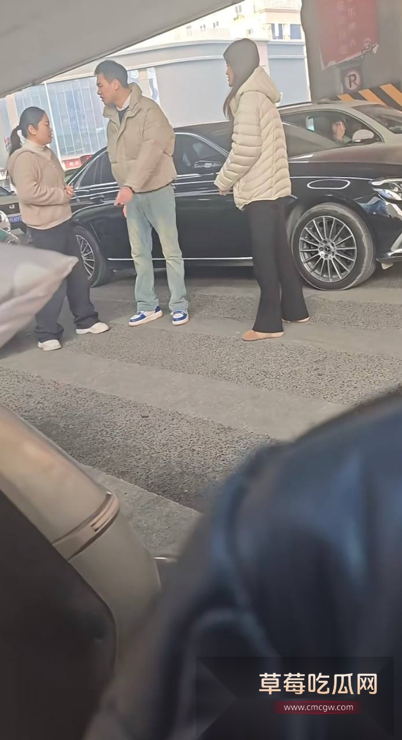 郑州奔驰E300L出轨哥火了 原配大马路上捉奸渣男 3 郑州奔驰E300L出轨哥火了 原配大马路上捉奸渣男 3