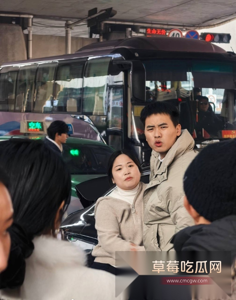 郑州奔驰E300L出轨哥火了 原配大马路上捉奸渣男 4 郑州奔驰E300L出轨哥火了 原配大马路上捉奸渣男 4