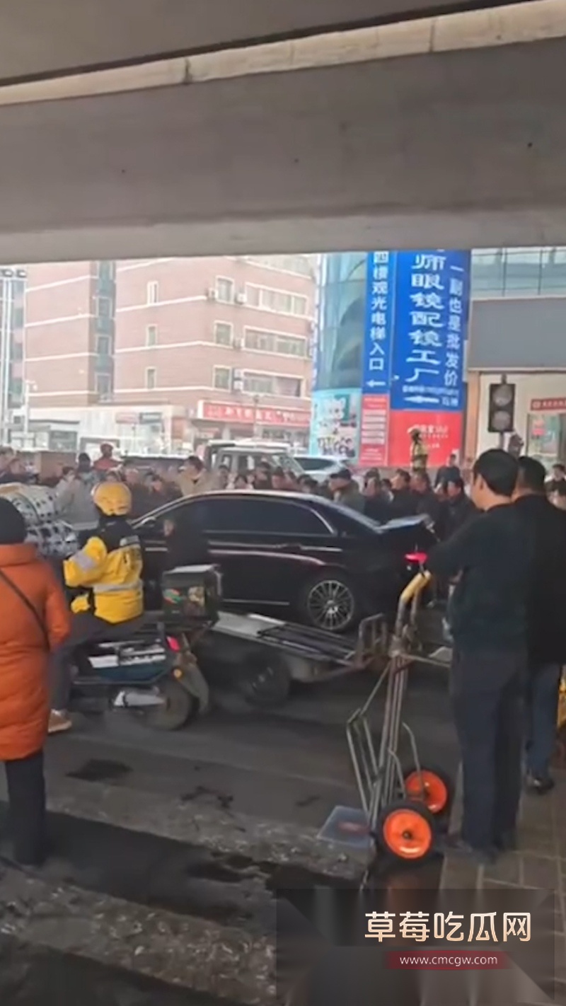 郑州奔驰E300L出轨哥火了 原配大马路上捉奸渣男 16 郑州奔驰E300L出轨哥火了 原配大马路上捉奸渣男 16