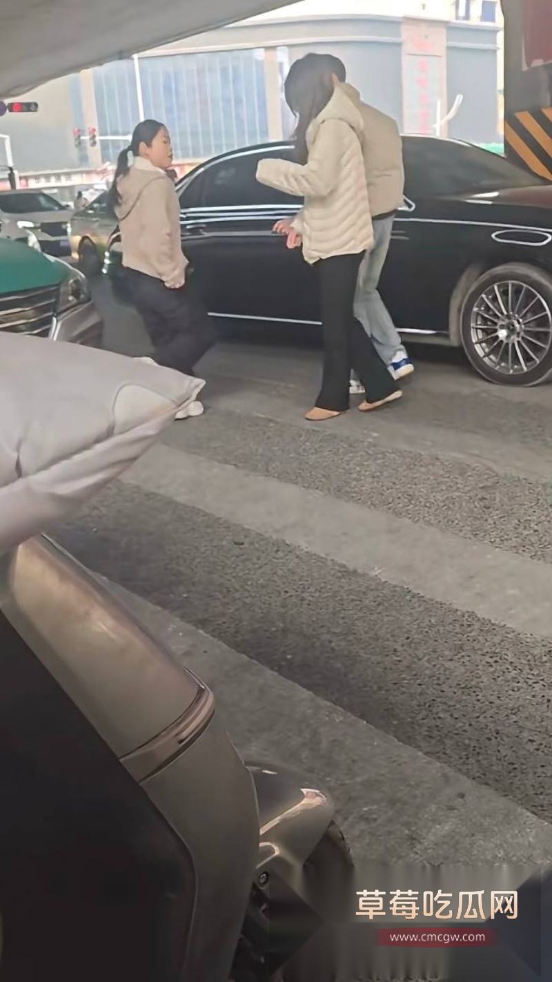 郑州奔驰E300L出轨哥火了 原配大马路上捉奸渣男 21 郑州奔驰E300L出轨哥火了 原配大马路上捉奸渣男 21