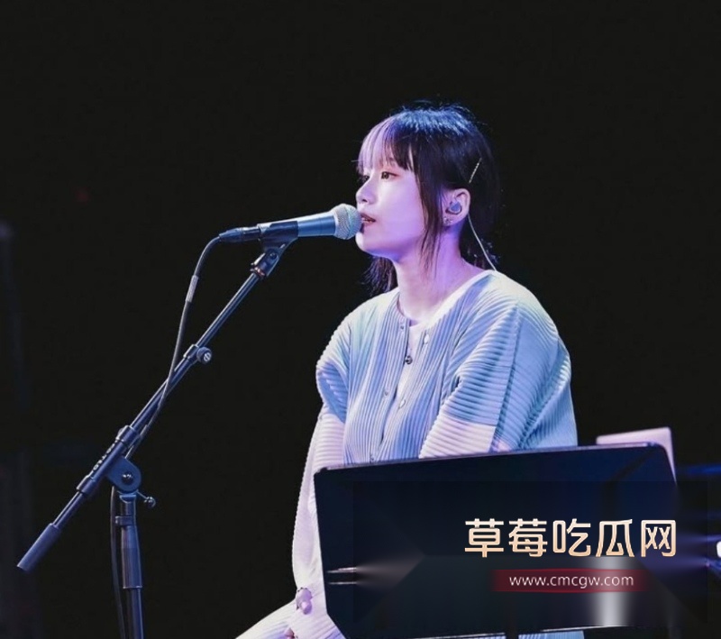超漂亮巨乳短发齐刘海餐厅驻唱歌手 16