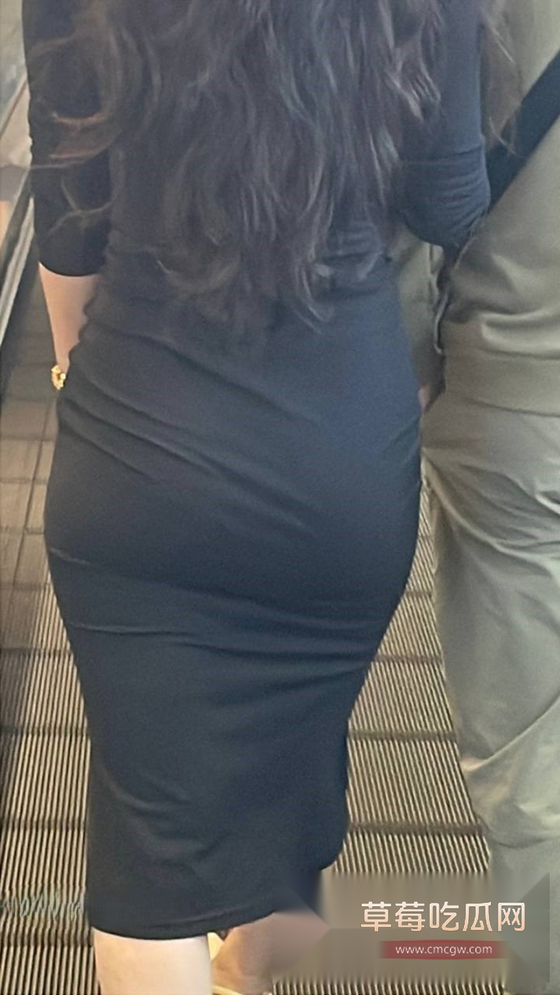 双少妇跪舔深喉互玩 4 双少妇跪舔深喉互玩 4