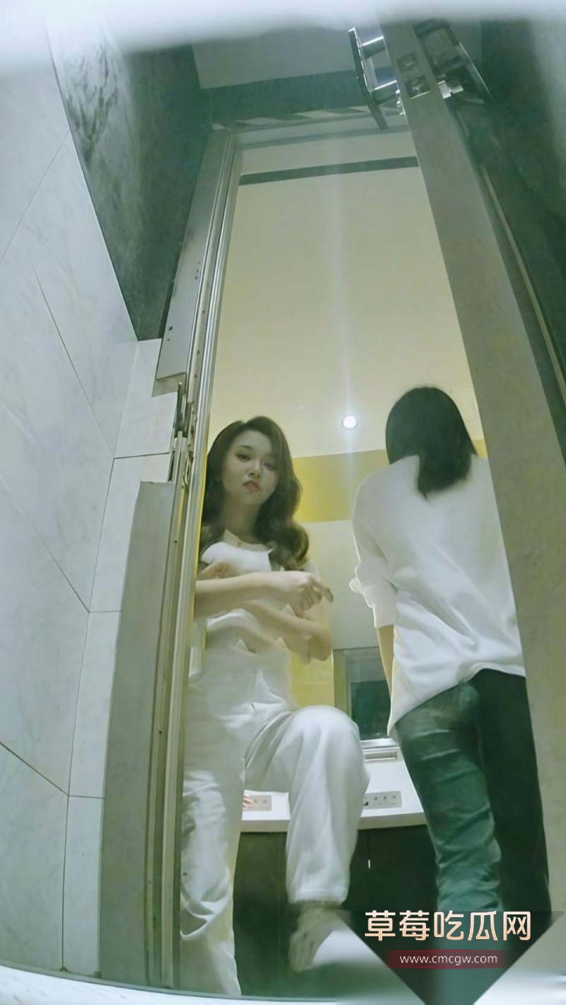女厕偷拍高颜值小姐姐们放尿 28