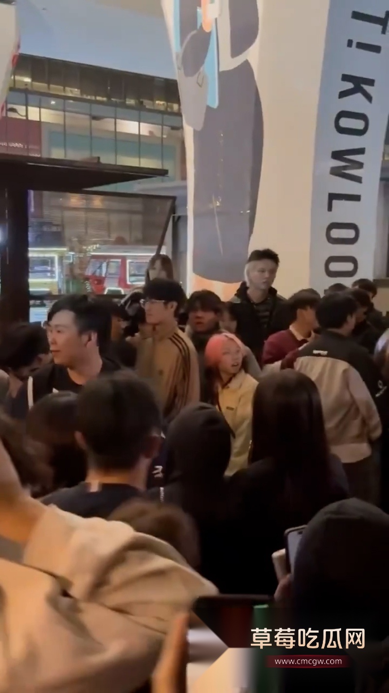 香港地铁口一女子霸凌另一女子 5 香港地铁口一女子霸凌另一女子 5