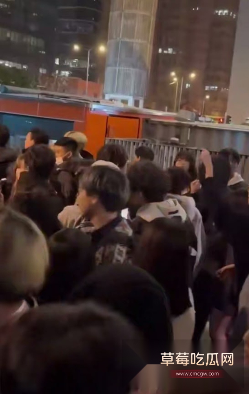 香港地铁口一女子霸凌另一女子 6 香港地铁口一女子霸凌另一女子 6