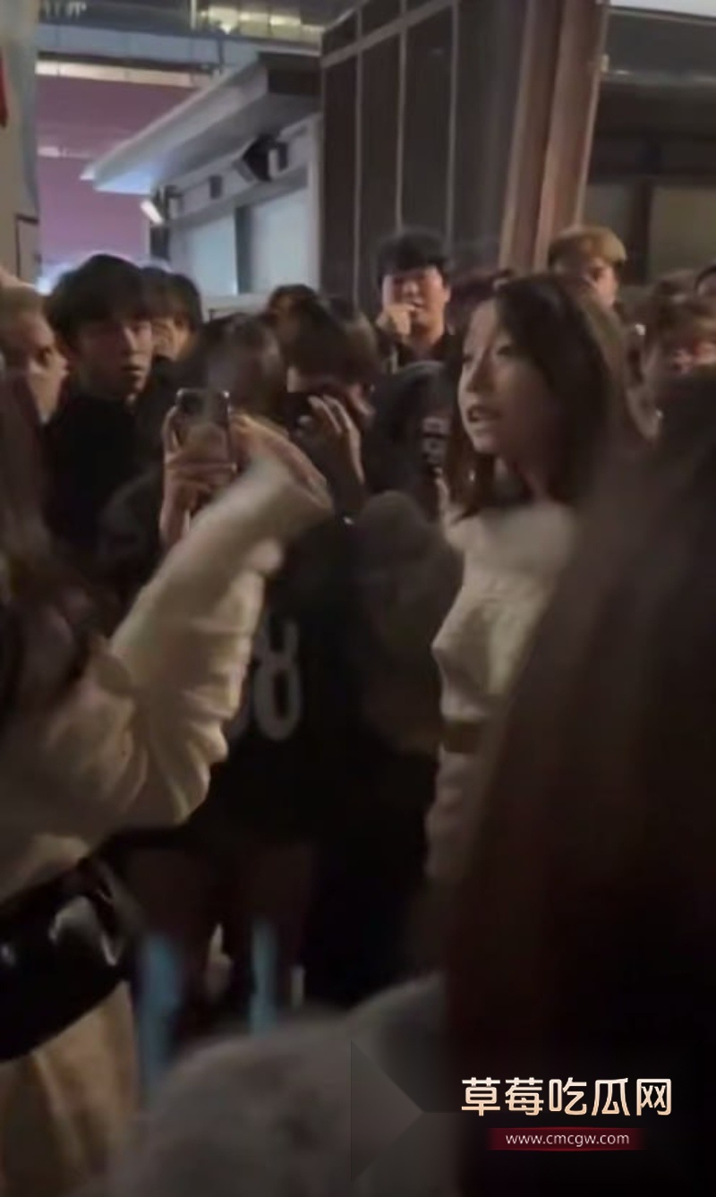 香港地铁口一女子霸凌另一女子 10 香港地铁口一女子霸凌另一女子 10