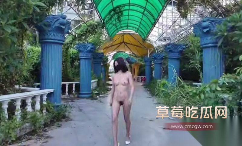 cikaimoon 废弃游乐场全裸闲逛 1 cikaimoon 废弃游乐场全裸闲逛 1