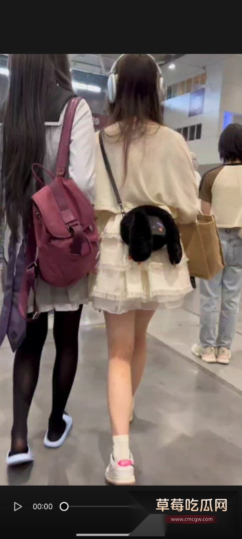 抄底可爱学生妹不穿内裤逛漫展4 抄底可爱学生妹不穿内裤逛漫展4