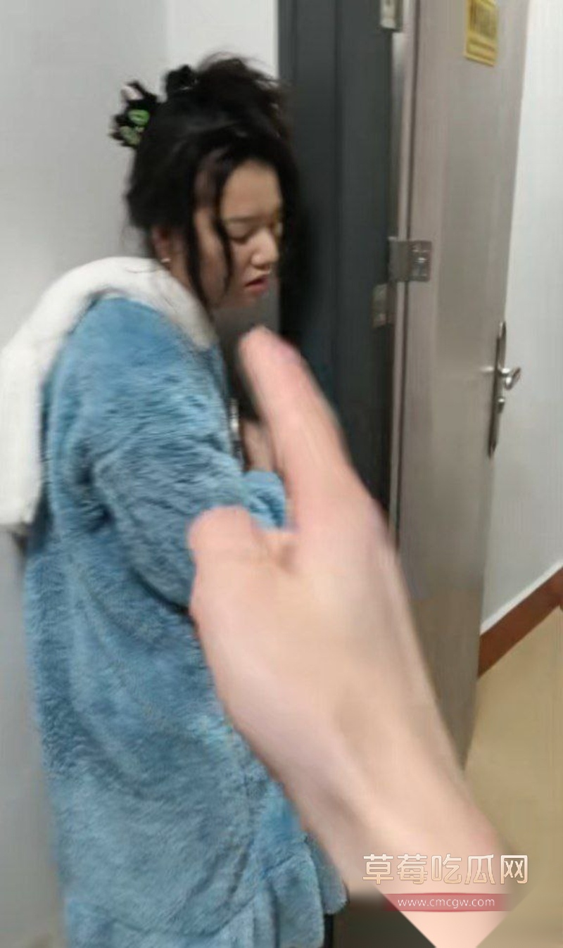 老婆背着自己出轨男同事被抓包 8