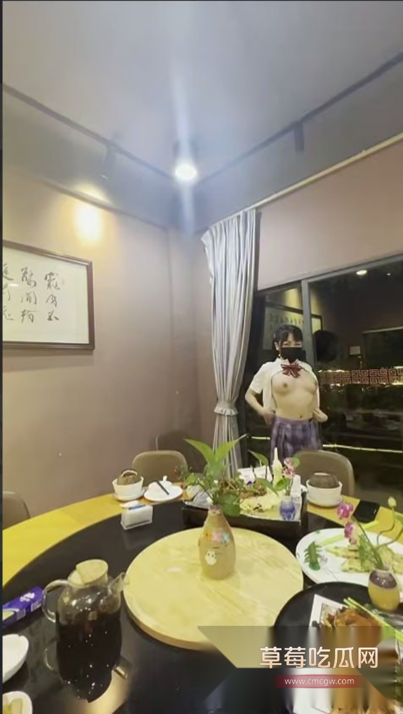 TonyJ和贝贝顶级露出艺术家餐厅内疯狂露出 2 TonyJ和贝贝顶级露出艺术家餐厅内疯狂露出 2