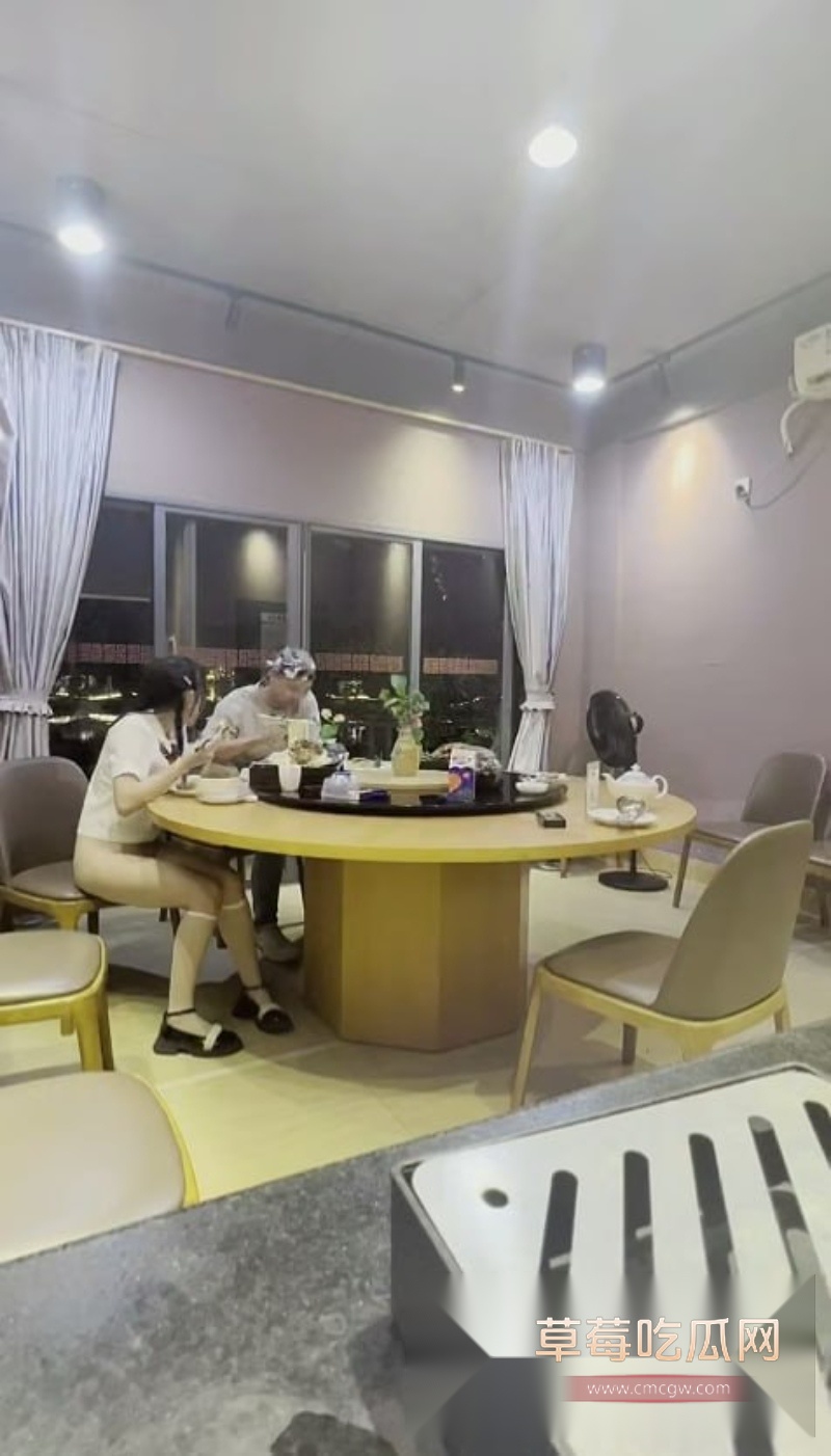 TonyJ和贝贝顶级露出艺术家餐厅内疯狂露出 6 TonyJ和贝贝顶级露出艺术家餐厅内疯狂露出 6